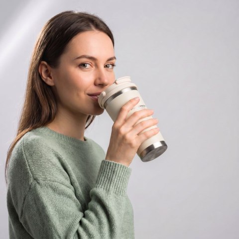 Praktyczny kubek termiczny ze stali nierdzewnej w kolorze ecru z praktycznym uchwytem, pojemność 560ml - Peterson
