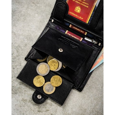 Zestaw prezentowy: duży, pionowy portfel męski w czarnym kolorze na zatrzask i pasek ze skóry naturalnej z automatyczną klamrą -