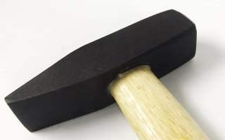 Młotek ślusarski 800 g, trzonek drewniany