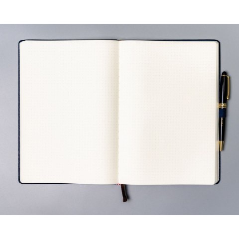 Granatowy notes w formacie B5 zadrukowany w kropki i wyposażony w gumkę zamykającą - Peterson