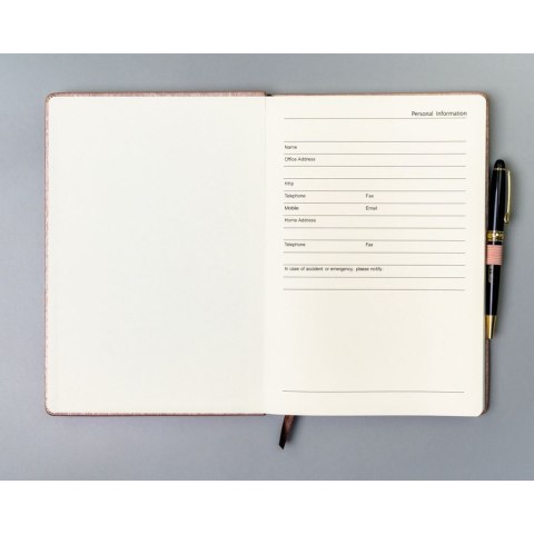 Notes w formacie B5 w różowym kolorze, zadrukowany w kropki i wyposażony w gumkę zamykającą - Peterson