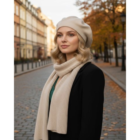 Beżowy, uniwersalny beret damski wykonany z akrylu - Rovicky
